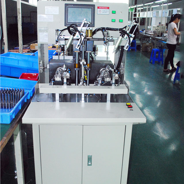 Automatic thread cutting and winding machine